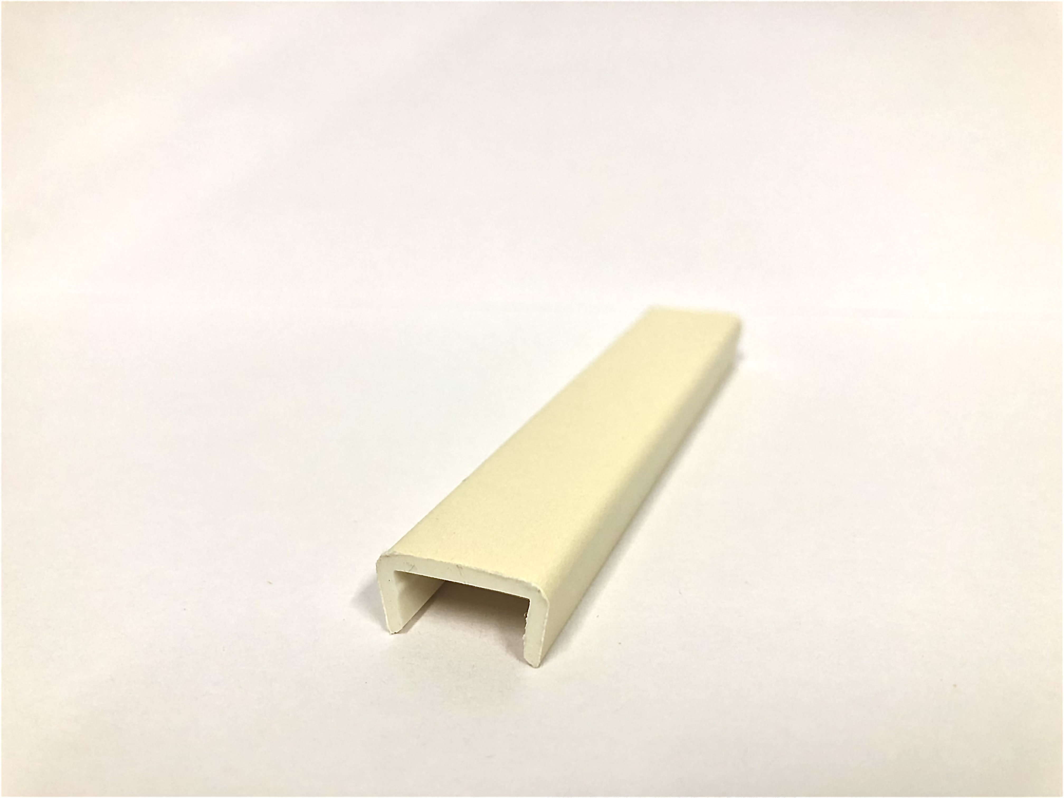 Торцевая заглушка для цоколя, h=150мм, пластик, ванильный L (36), Россия