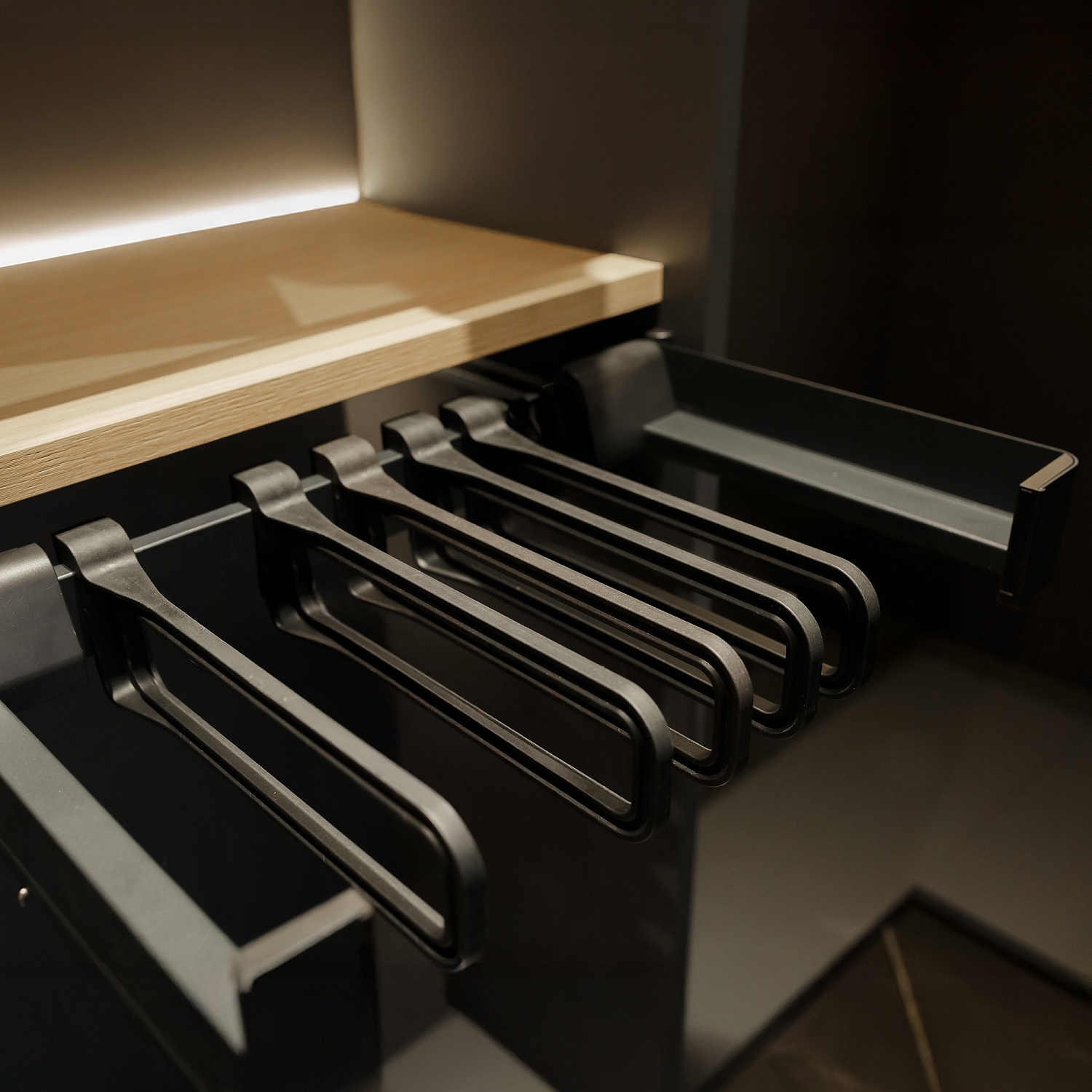 Вешалка для брюк и юбок Конеро, 320мм, W 410-470мм, выдвижная, 5 вешалок, черный, Kessebohmer