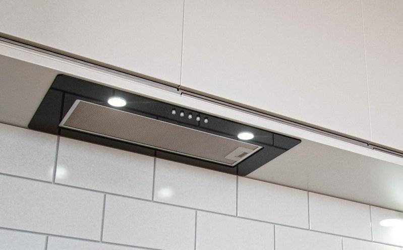 Вытяжка полновстраиваемая Skybox Glass, 60см, б/угольного фильтра, черный/стекло черное, Konigin