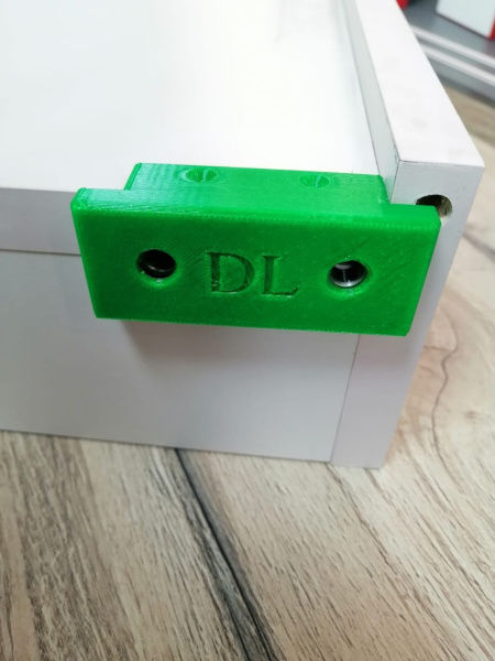 Мебельный кондуктор для отверстий под задний фиксатор скрытых направляющих