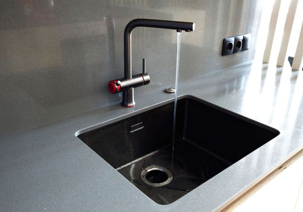 Смеситель Hotaru-R, латунь, вороненая сталь/красный