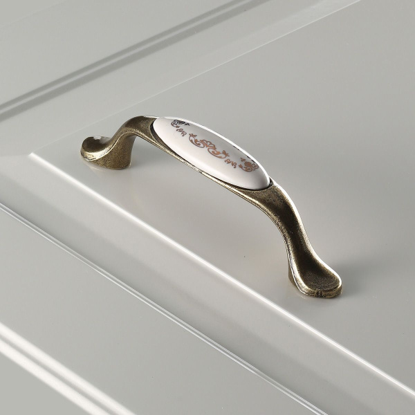 Ручка-скоба, UP-WP0728-PX, 96мм, металл/керамика, старое золото/белый с орнаментом (золотой)