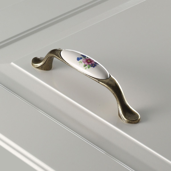 Ручка-скоба, UP-WP0728-PR, 96мм, металл/керамика, старое золото/белый с орнаментом (розовый)